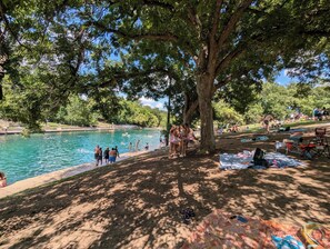 Combined shower/bathtub, rainfall showerhead, hair dryer, towels - Parkside Penthouse-Epic POOL+Kayak+SUP+Lake+River+SWIM+HIKE+BIKE=City (Austin)