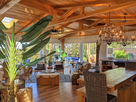 Interior. Parkside Penthouse-Epic POOL+Kayak+SUP+Lake+River+SWIM+HIKE+BIKE=City
