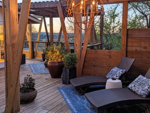 Terrace/patio - Parkside Penthouse-Epic POOL+Kayak+SUP+Lake+River+SWIM+HIKE+BIKE=City (Austin)