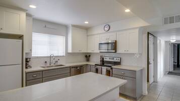 Coffee/tea maker, fridge, microwave, oven