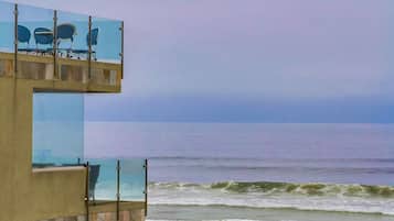 Beach nearby, sun-loungers, beach towels