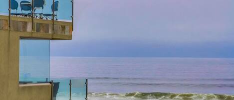 Una playa cerca, sillas reclinables de playa, toallas de playa