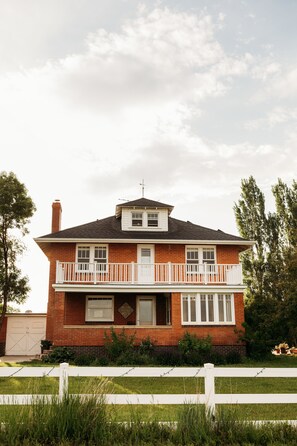 Exterior - LARGE CLASSIC FARMHOUSE ON 18 ACRES (Eaton)