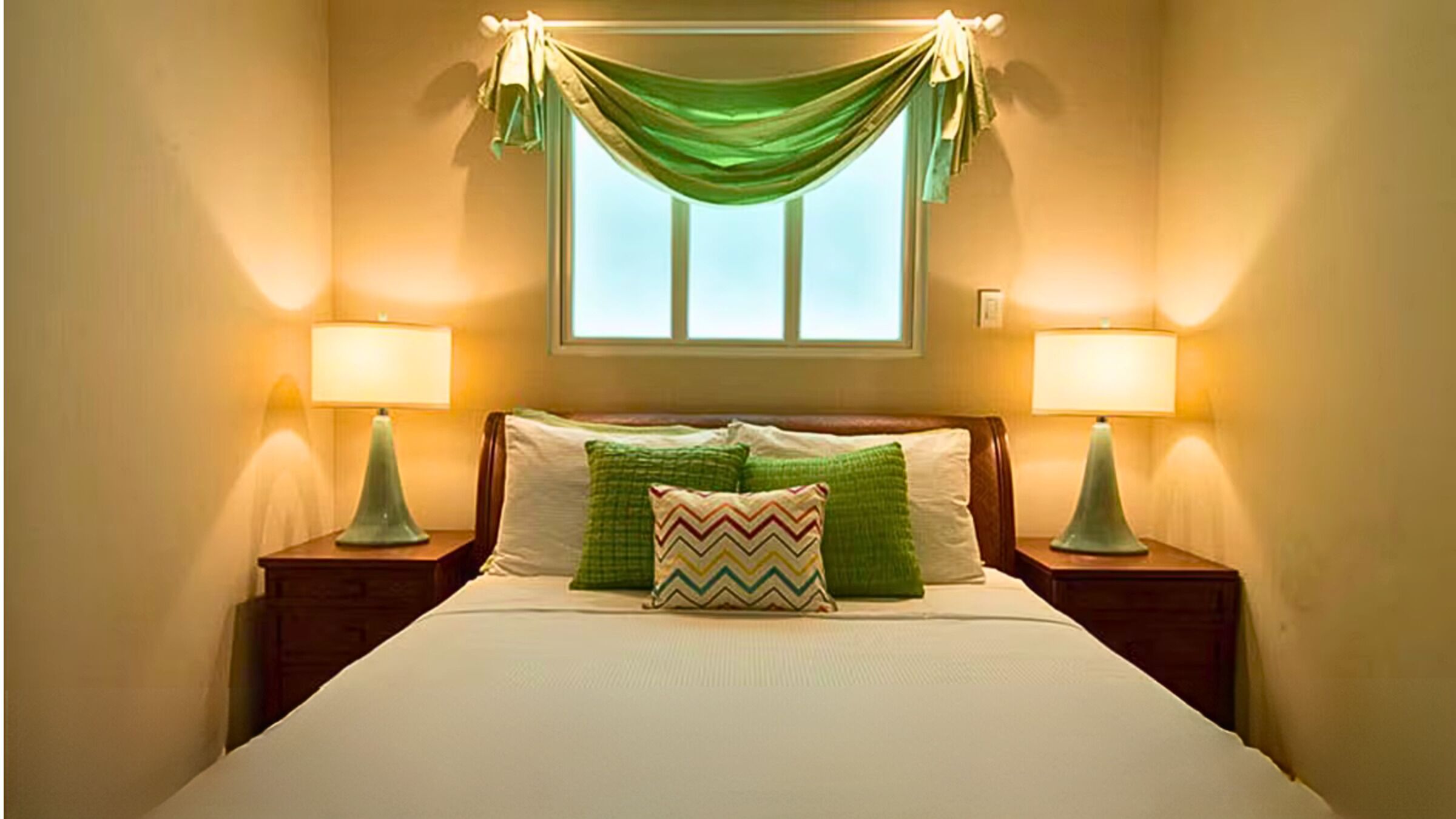 3 makuuhuonetta, tallelokero huoneessa, työpöytä, äänieristys