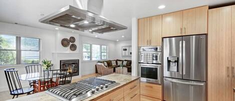 Kjøleskap, mikrobølgeovn, ovn og kokeplater