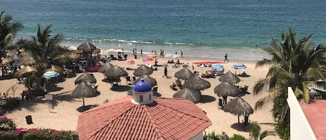Ubicación a pie de playa, tumbonas y toallas de playa