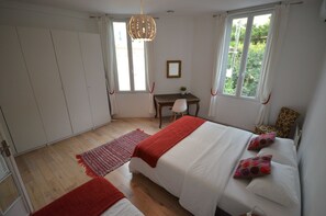 5 Schlafzimmer, Zimmersafe, Schreibtisch, Bügeleisen/Bügelbrett