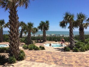 Innendørsbasseng og et oppvarmet basseng