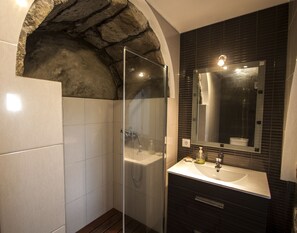 Shower, hair dryer, towels, soap - Casa do Simão, Açores - Now with hot tub! (Nordeste)