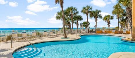 Een buitenzwembad, een verwarmd zwembad