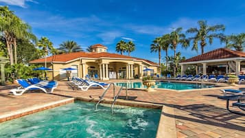 Een verwarmd zwembad, ligstoelen bij het zwembad