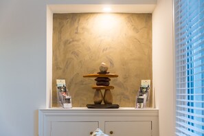 Interior - Best Location in NOTL, Steps away from everything! Vineyard Views! (Niagara-on-the-Lake)