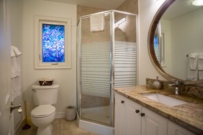 Ensemble douche/baignoire, sèche-cheveux, serviettes fournies, savon