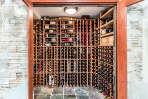 Interior - Best Location in NOTL, Steps away from everything! Vineyard Views! (Niagara-on-the-Lake)