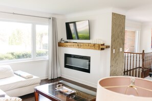 Smart TV, fireplace, video games, Netflix - Best Location in NOTL, Steps away from everything! Vineyard Views! (Niagara-on-the-Lake)