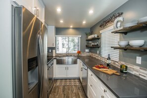 Fridge, microwave, oven, stovetop - WALK TO THE VILLAGE! ! Come Relax In Big Bear! Dog Friendly!

 (Big Bear Lake)