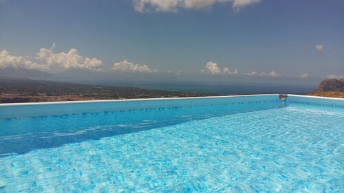 Apartm. 65sq. m. avec terrasse 30 m², piscine et vue sur le golfe de Castellammare