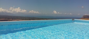 Komfortabel apartment65 kv. M. med terrasse 30 kvm, basseng og havutsikt