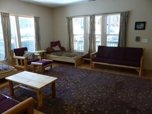 Smart-TV, DVD-Player, Bücher, Computerbildschirme