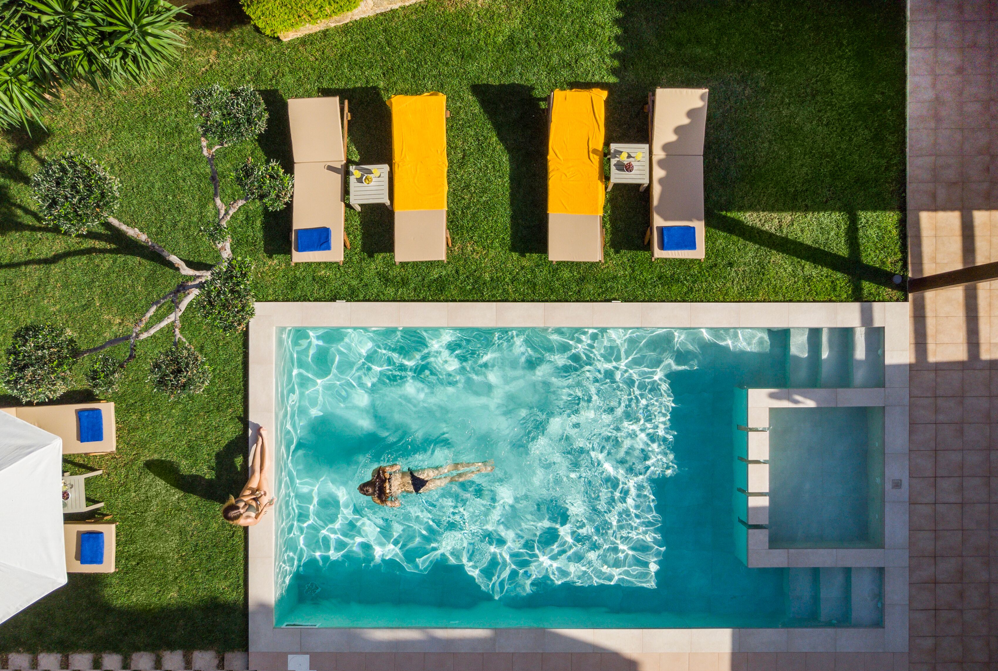 Grand size Heated Pool with Jet/Tub in the children section!