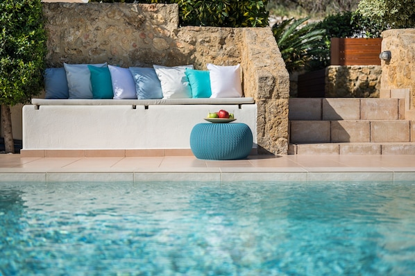 Piscine extérieure, piscine chauffée, chaises longues