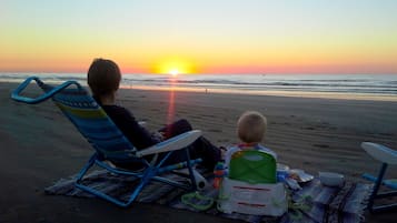 Beach nearby, sun loungers, beach towels