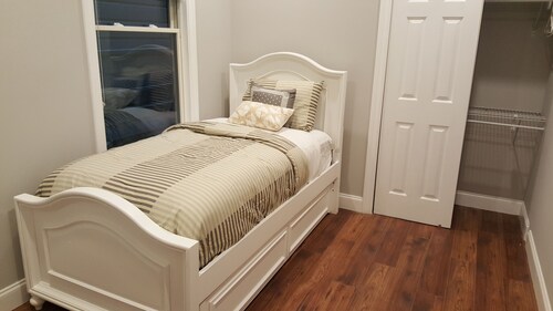 Modern Victorian//Great Downtown Loc. & High Walk & Transit Score, 2bd-2baths