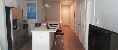 Køleskab, mikrobølgeovn, ovn, kogeplade