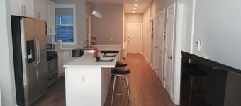 Modern Victorian//Great Downtown Loc. & High Walk & Transit Score, 2bd-2baths
