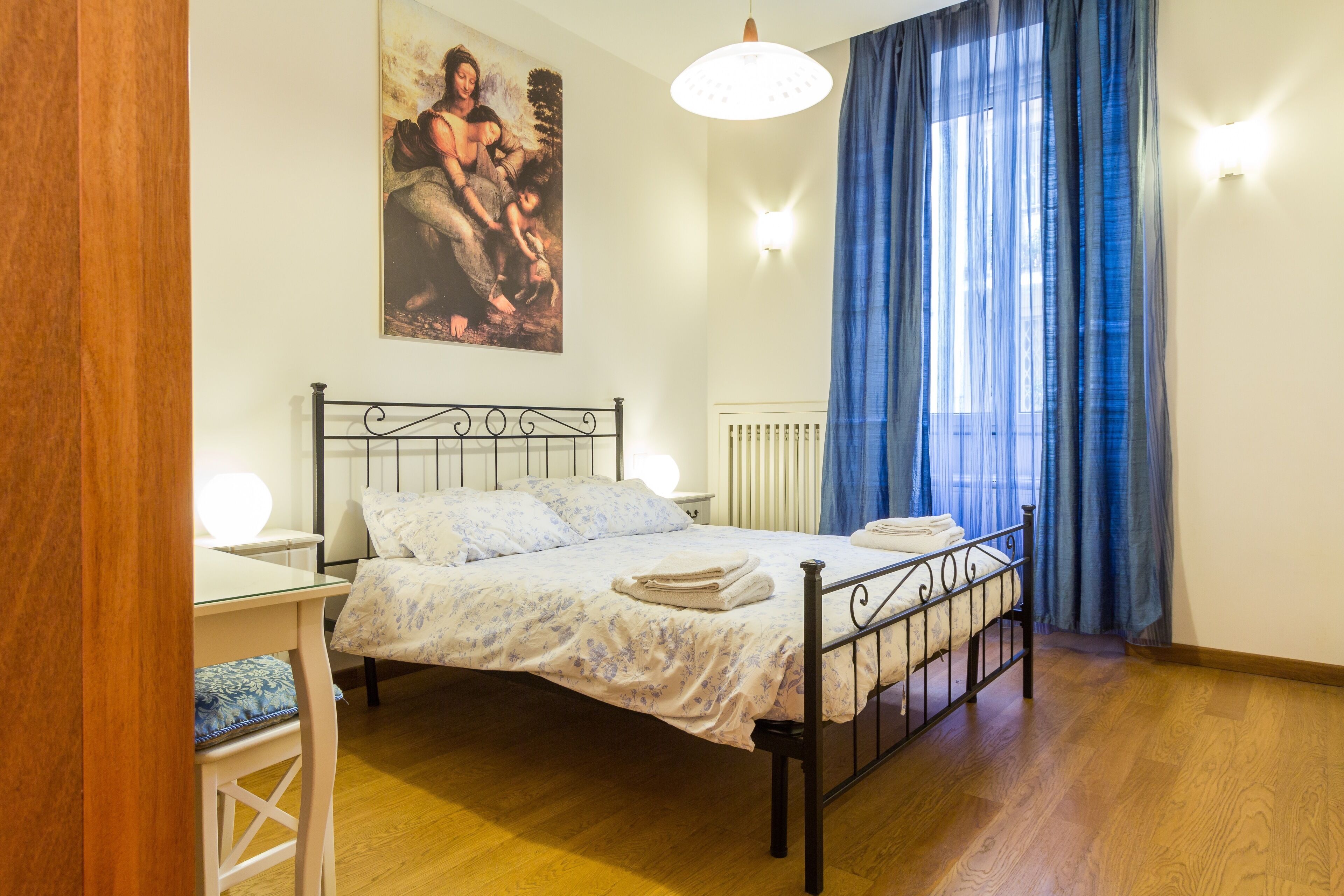 1 chambre, bureau, fer et planche à repasser, lit parapluie