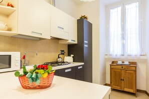 Fridge, microwave, oven, stovetop