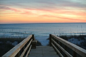On the beach - Pier Park and Aaron Bissant Park within walking distance!   (Panama City Beach)
