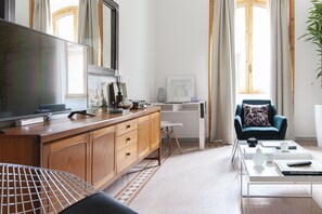 Smart TV, libros, biblioteca musical y estéreo 