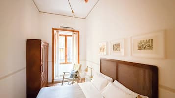 3 habitaciones, escritorio y tabla de planchar con plancha