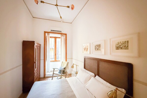 3 bedrooms, desk, iron/ironing board, travel crib