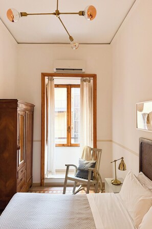 3 bedrooms, desk, iron/ironing board, travel crib - Live Like a Local in a Artful Apartment near the Colosseum (rome)