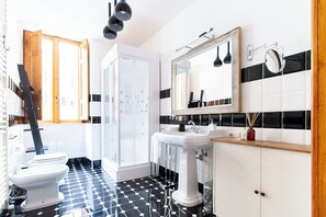 Shower, hair dryer, bidet, towels - Live Like a Local in a Artful Apartment near the Colosseum (rome)