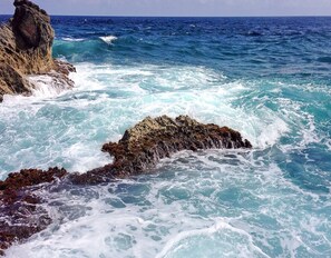 På stranden, solstolar och strandhanddukar