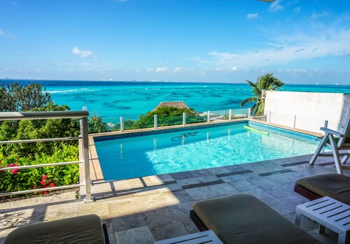 Dazzling Caribbean "blues" & Majestic Sunsets, Private pool, 4,000 sq. ft. home