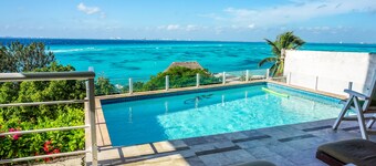 Dazzling Caribbean "blues" & Majestic Sunsets, Private pool, 4,000 sq. ft. home