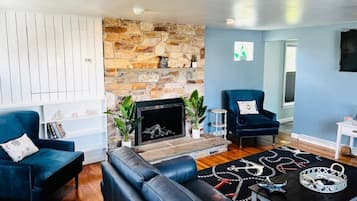 Smart TV, fireplace, books, offices
