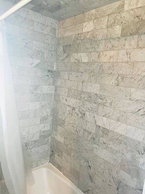 Badewanne, Haartrockner, Handtücher, Seife