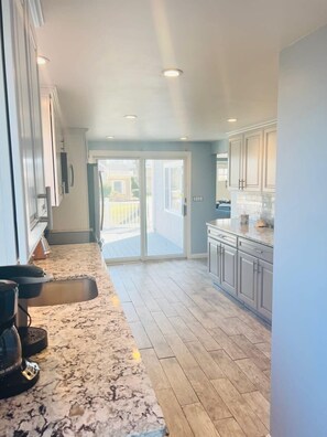 Kylskåp, mikrovågsugn, ugn och spishäll