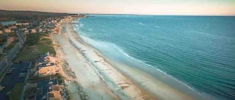 Una spiaggia nelle vicinanze, lettini da mare