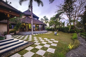 Main Pavilion & Master Bedroom Terrace 