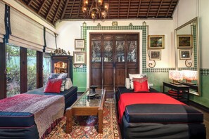 4 quartos, cofres nos quartos, escrivaninha