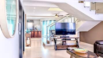 Een smart-tv, een dvd-speler en een computerscherm