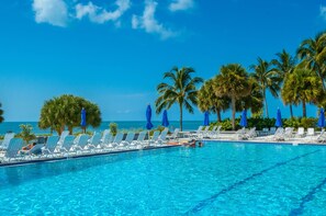 Alberca al aire libre y alberca climatizada