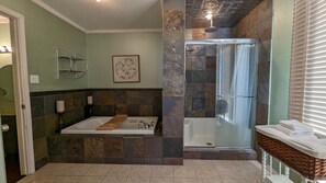 Combined shower/bathtub, jetted bath, hair dryer, towels