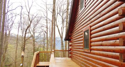 Hirsimökki, MountainView, EZ Access, Leikkikenttä, WIFI, AC, Takka, Firepit,